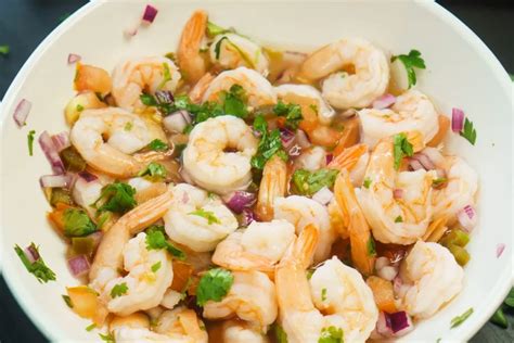  Ceviche de Camarão: Uma Explosão Tropical e Cítrica de Sabores Frescos para o Paladar!