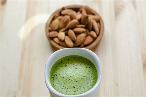  Frango de Chá Verde com Nozes Candied: Uma Sinfonia de Sabores Apicados e Texturas Aveludadas?