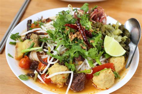 Khanom Jeen Nam Ngiew: Uma sinfonia picante de sabor e textura em Chiang Mai!