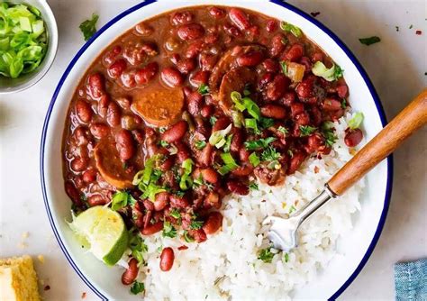  Lámen de Feijão Vermelho e Carne: Uma Sinfonia Picante de Texturas Irresistíveis em um Caldo Vibrante!