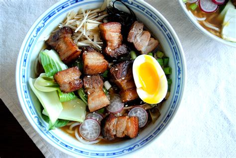  Noodles With Braised Pork Belly: Uma Sinfonia De Texturas Que Explodem No Paladar!