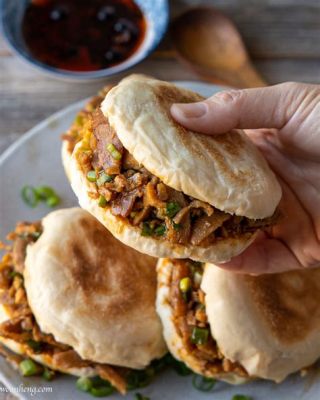  Rou Jia Mo: Uma Sinfonia de Carne Desfiada Assada e Pão Marrom Dourado!