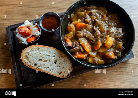 Scouse com Vegetais Frescos e uma Casca Crocante de Carne: Uma sinfonia de sabores ricos da culinária tradicional de Liverpool