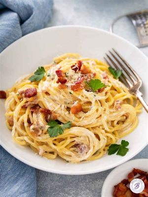  Spaghetti alla Carbonara: Uma explosão de sabores cremosos e salgados em cada garfada!